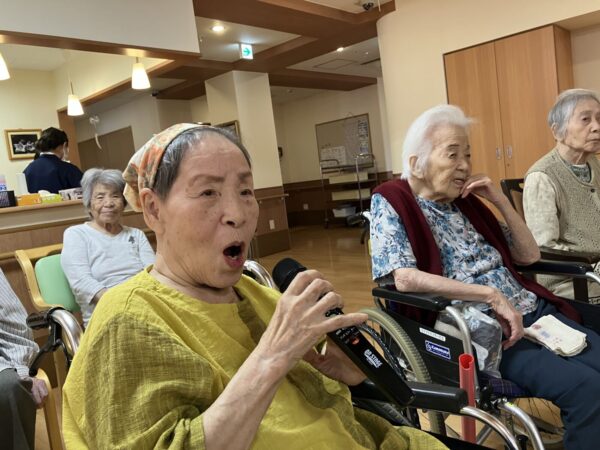 IMG 2210 600x450 - みんなで歌いましょう！！