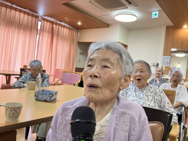 IMG 2221 600x450 - みんなで歌いましょう！！