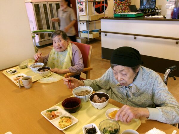 102 6105 600x450 - 敬老の日㊗行事食