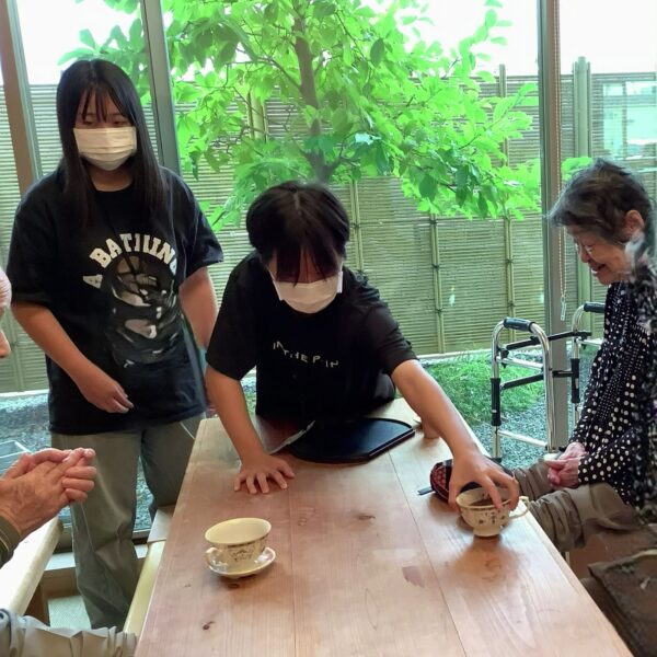 中学校の生徒さんが職場体験に来てくれました! IMG 0335 600x600 - 中学校の生徒さんが職場体験に来てくれました!