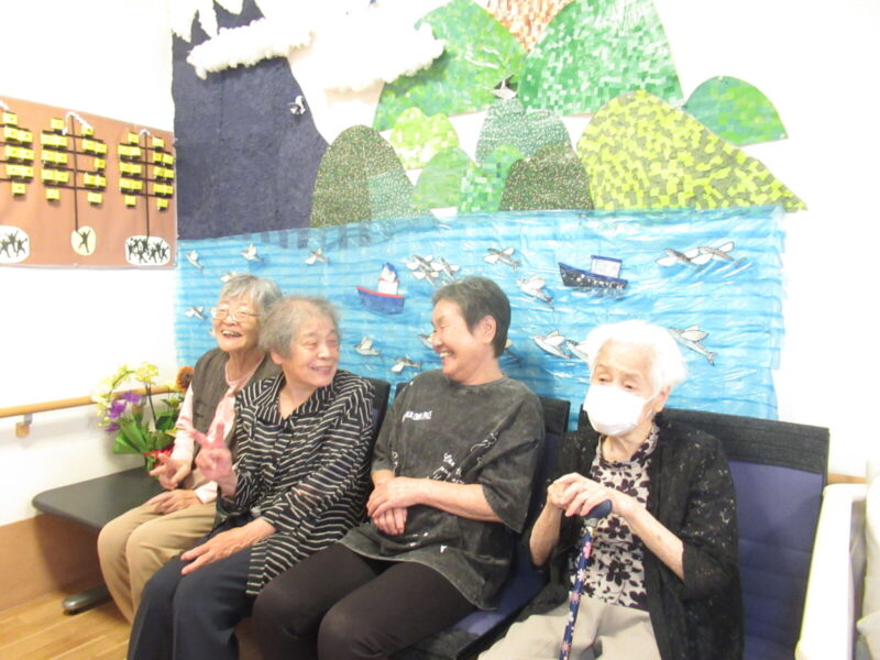 IMG 2752 800x600 - 伊賀CHデイ☆手芸『小物入れ』作りと壁面制作、一部敬老祝賀会の様子☆