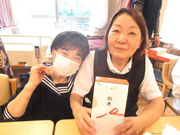 伊賀CHデイ☆手芸『小物入れ』作りと壁面制作、一部敬老祝賀会の様子☆ IMG 2823 600x450 - 伊賀CHデイ☆手芸『小物入れ』作りと壁面制作、一部敬老祝賀会の様子☆