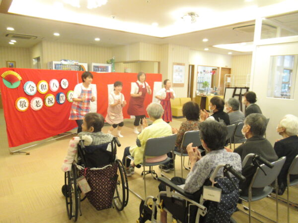 IMG 2847 600x450 - 伊賀CHデイ☆手芸『小物入れ』作りと壁面制作、一部敬老祝賀会の様子☆