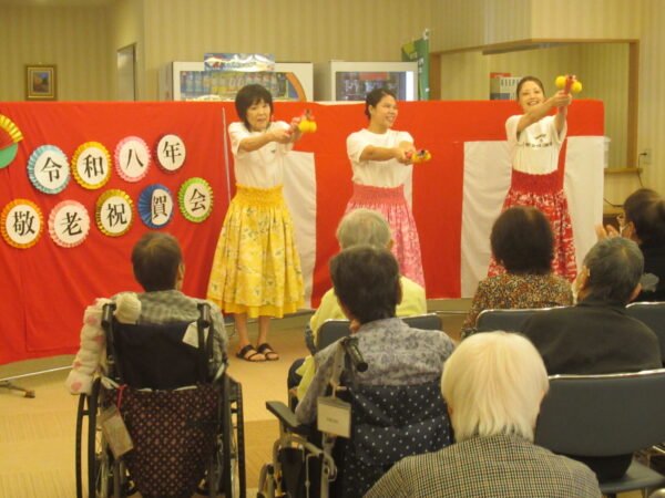 IMG 2883 600x450 - 伊賀CHデイ☆手芸『小物入れ』作りと壁面制作、一部敬老祝賀会の様子☆