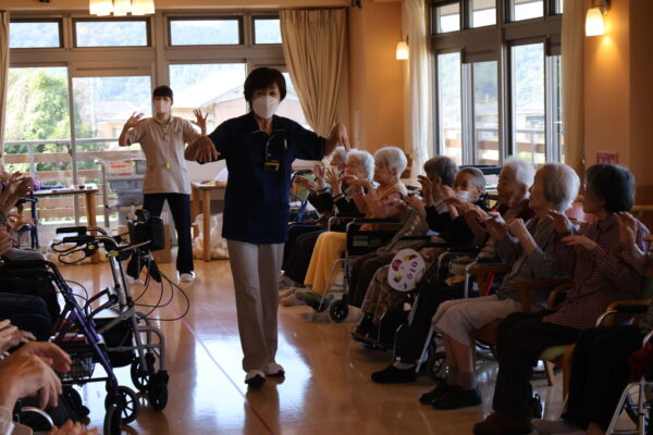 IMG 1932 600x400 - 運動レクで体を動かしましょう！！