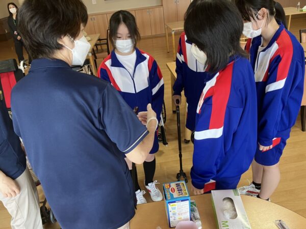 IMG 2687c 600x450 - 職業体験の学生さんが来てくれました