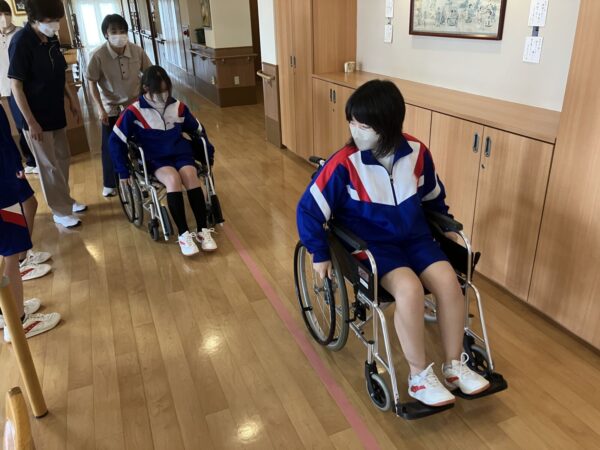 IMG 2698c 600x450 - 職業体験の学生さんが来てくれました