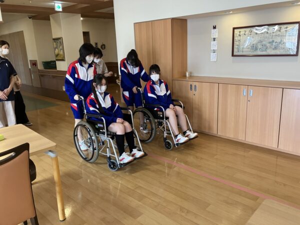IMG 2703c 600x450 - 職業体験の学生さんが来てくれました