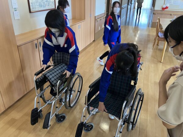IMG 2706c 600x450 - 職業体験の学生さんが来てくれました