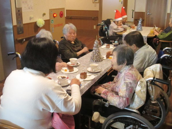 337d4c2d2d11d7e93f105c28d4a4214d 600x450 - クリスマスカフェを開きました