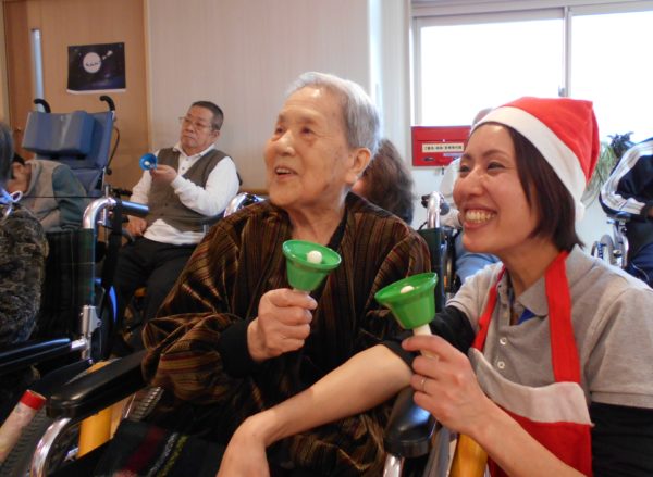 ♪クリスマス会 ふれあいミニコンサート DSCN0244 1 600x439 - ♪クリスマス会 ふれあいミニコンサート