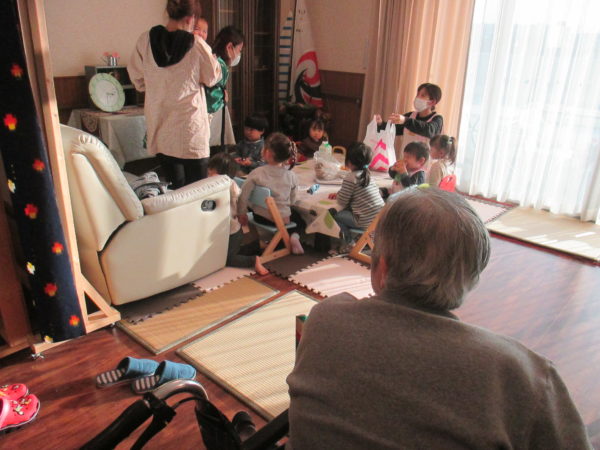 ed7efea2a4fb5e5391713e6c478b09b8 600x450 - クリスマスカフェを開きました