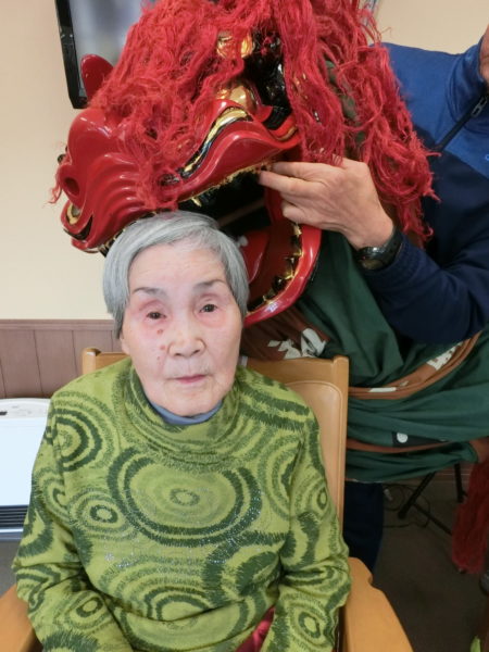 CIMG0928 450x600 - 【季節のイベント】獅子舞がやってきました。