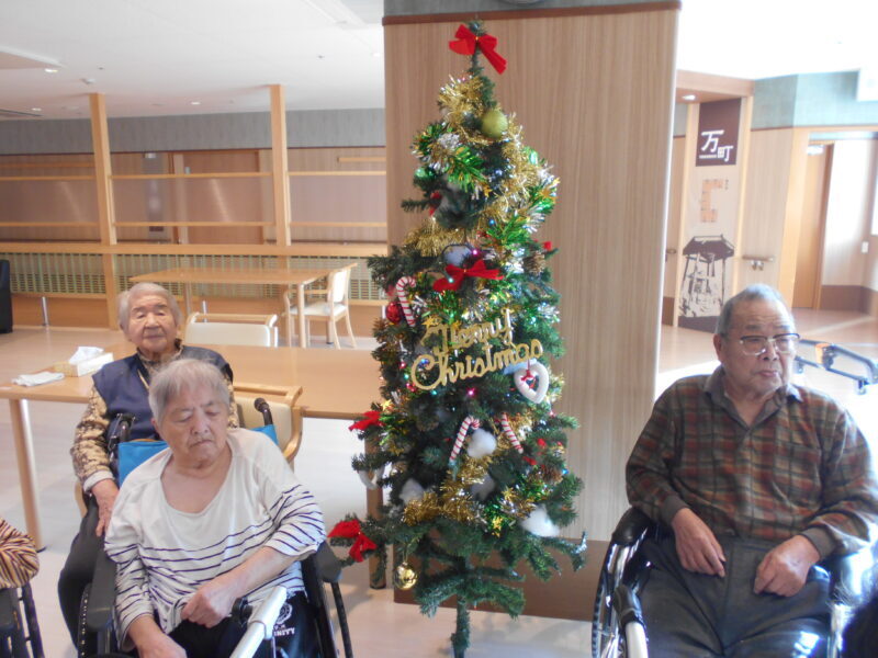 DSCN2852 800x600 - 多床室余暇活動　『クリスマス🎄飾りの巻』
