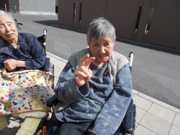 7ddd3a5fbf06908369185191b42d4e6e 600x450 - 🌷お散歩🌸・・多床室編