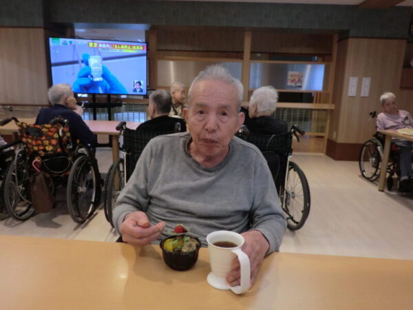 CIMG0728 600x450 - 6月のお誕生日会・・多床室編