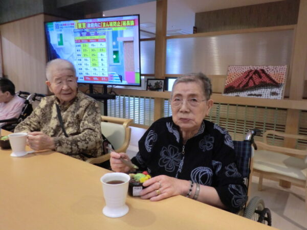 CIMG0731 600x450 - 6月のお誕生日会・・多床室編