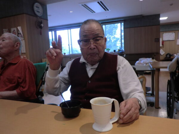 CIMG0732 600x450 - 6月のお誕生日会・・多床室編