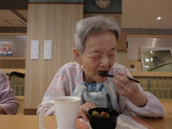 CIMG0735 600x450 - 6月のお誕生日会・・多床室編