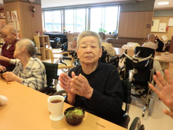CIMG0736 600x450 - 6月のお誕生日会・・多床室編