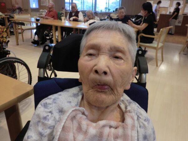 CIMG0737 600x450 - 6月のお誕生日会・・多床室編