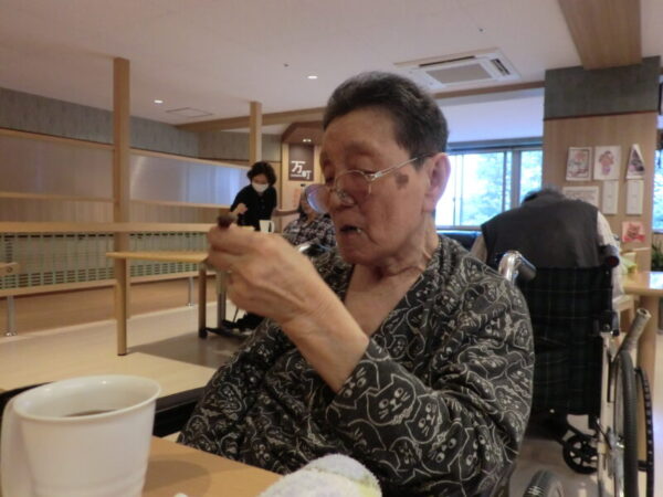 6月のお誕生日会・・多床室編 CIMG0742 600x450 - 6月のお誕生日会・・多床室編