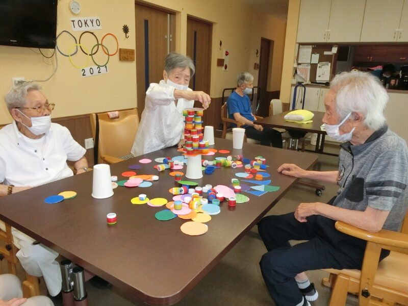 CIMG6923 800x600 - 【レクリエーション】ボトルキャップタワー