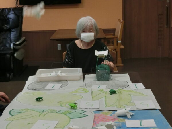 CIMG7020 600x450 - 【レクリエーション】カエル飛ばしゲーム