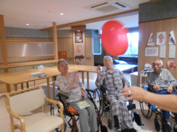 DSCN4340 600x450 - 8月お誕生日会＆風船バレー・・多床室編