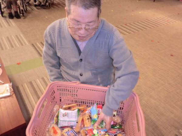 CIMG0805 600x450 - 秋祭り・・・お菓子のつかみ取り編