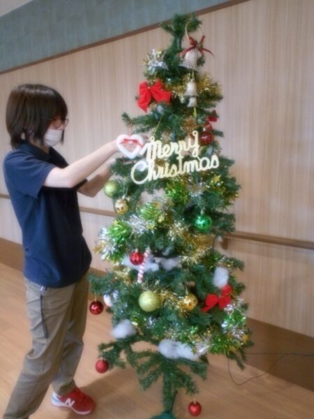 DSCN5111 450x600 - 🎄クリスマスツリー飾りつけ🎄・・多床室編