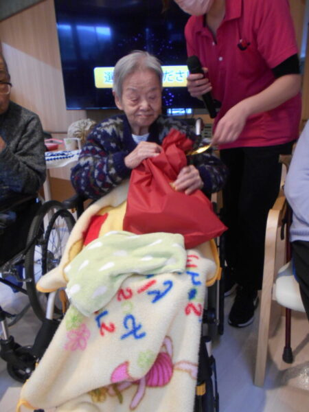 DSCN5642 450x600 - お誕生日会・・・多床室編