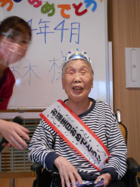 4月お誕生日会・・多床室編 DSCN6341 450x600 - 4月お誕生日会・・多床室編