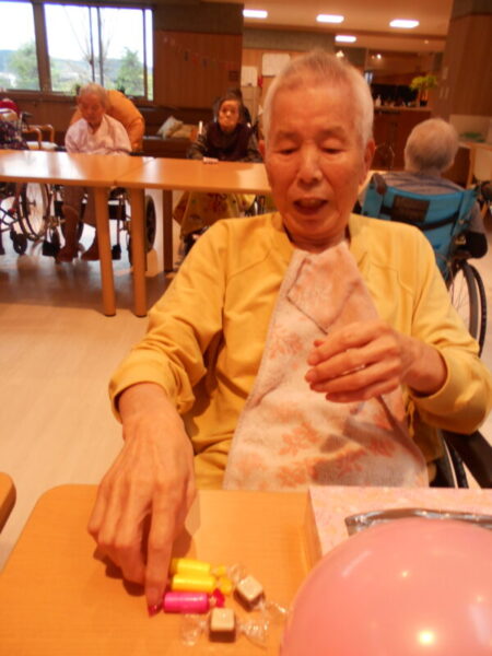 DSCN6361 450x600 - 4月お誕生日会・・多床室編