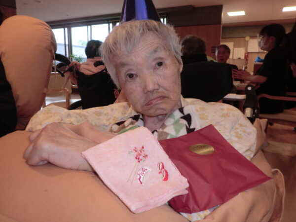 CIMG0199 600x450 - ５月お誕生日会・・多床室編