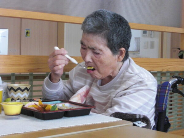 CIMG4375 600x450 - 秋の味覚祭「昼食風景」・・ユニット編