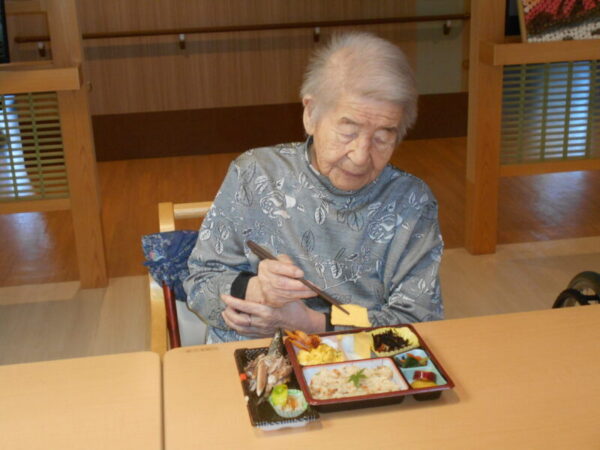 DSCN7495 600x450 - 秋の味覚祭「昼食風景」・・多床室編