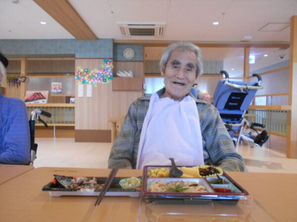 DSCN7508 600x450 - 秋の味覚祭「昼食風景」・・多床室編