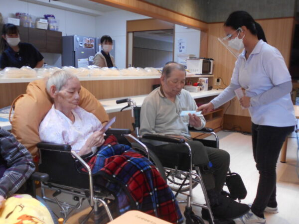 DSCN7721 600x450 - お誕生日会🍰・・多床室編