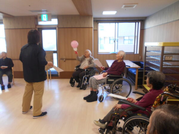 DSCN8021 1 600x450 - 壁面づくり＆羽子板バレー🎈・・多床室編レク活動
