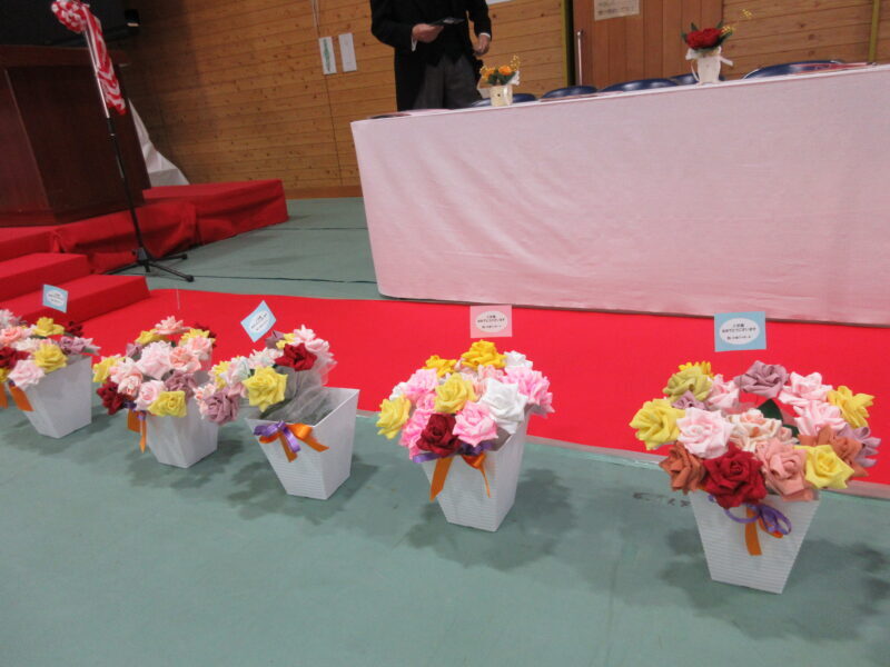 IMG 2771 800x600 - 【季節行事】小学校卒業式に布花を贈りました。