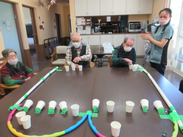 IMG 3504 600x450 - 【レクリエーション】紙コップ起こし