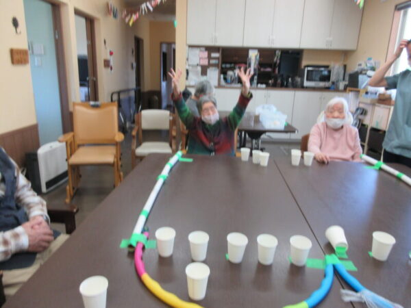 IMG 3512 600x450 - 【レクリエーション】紙コップ起こし