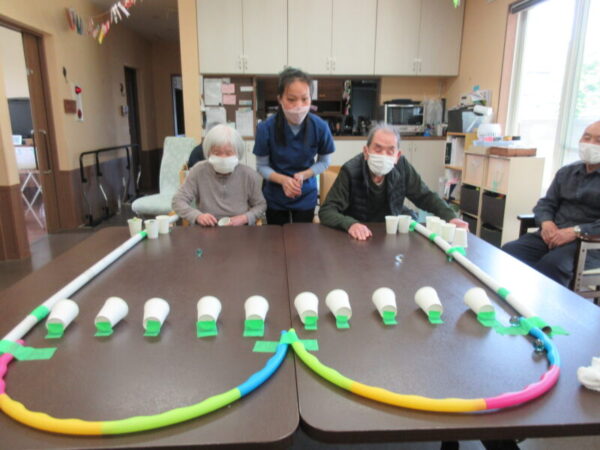 IMG 3527 600x450 - 【レクリエーション】紙コップ起こし