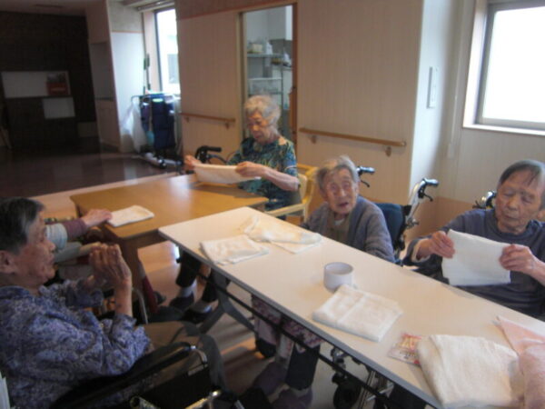 CIMG5390 600x450 - タオルで🐰うさぎ作り・・ユニット編