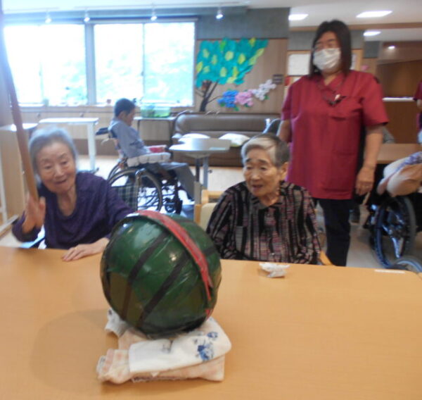 DSCN9263 e1689827602645 600x568 - スイカ割り🍉・・多床室編