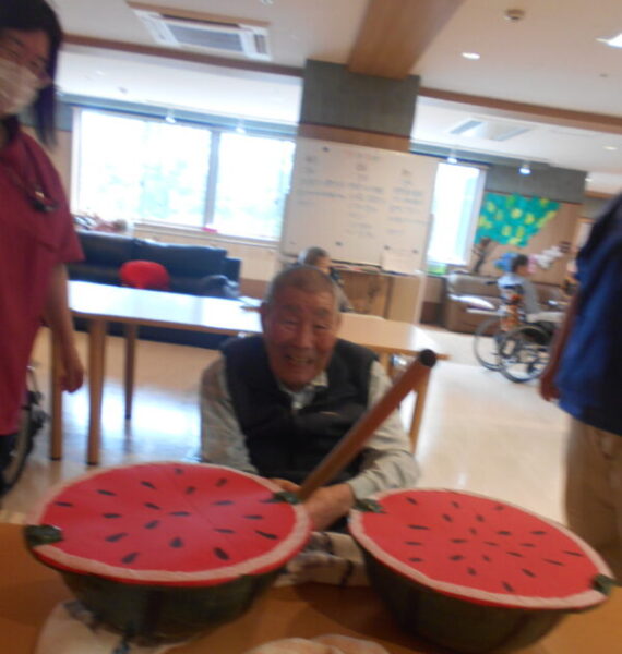 DSCN9279 e1689827680991 570x600 - スイカ割り🍉・・多床室編