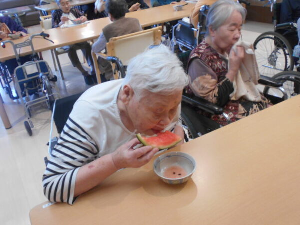 DSCN9312 600x450 - スイカ割り🍉・・多床室編