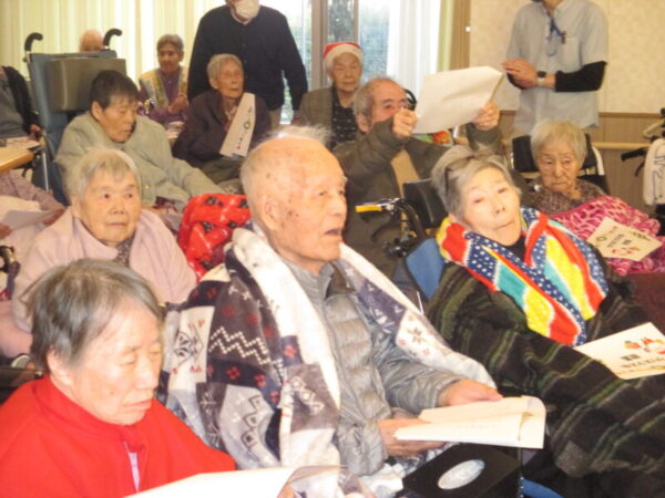 IMG 0003 1 600x450 - 津の街＆津ケアホーム合同クリスマス会🎄🎅⛄✨