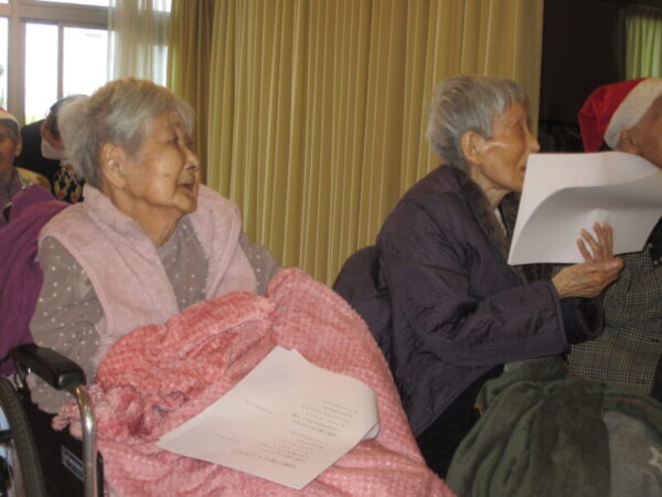 IMG 0010 600x450 - 津の街＆津ケアホーム合同クリスマス会🎄🎅⛄✨